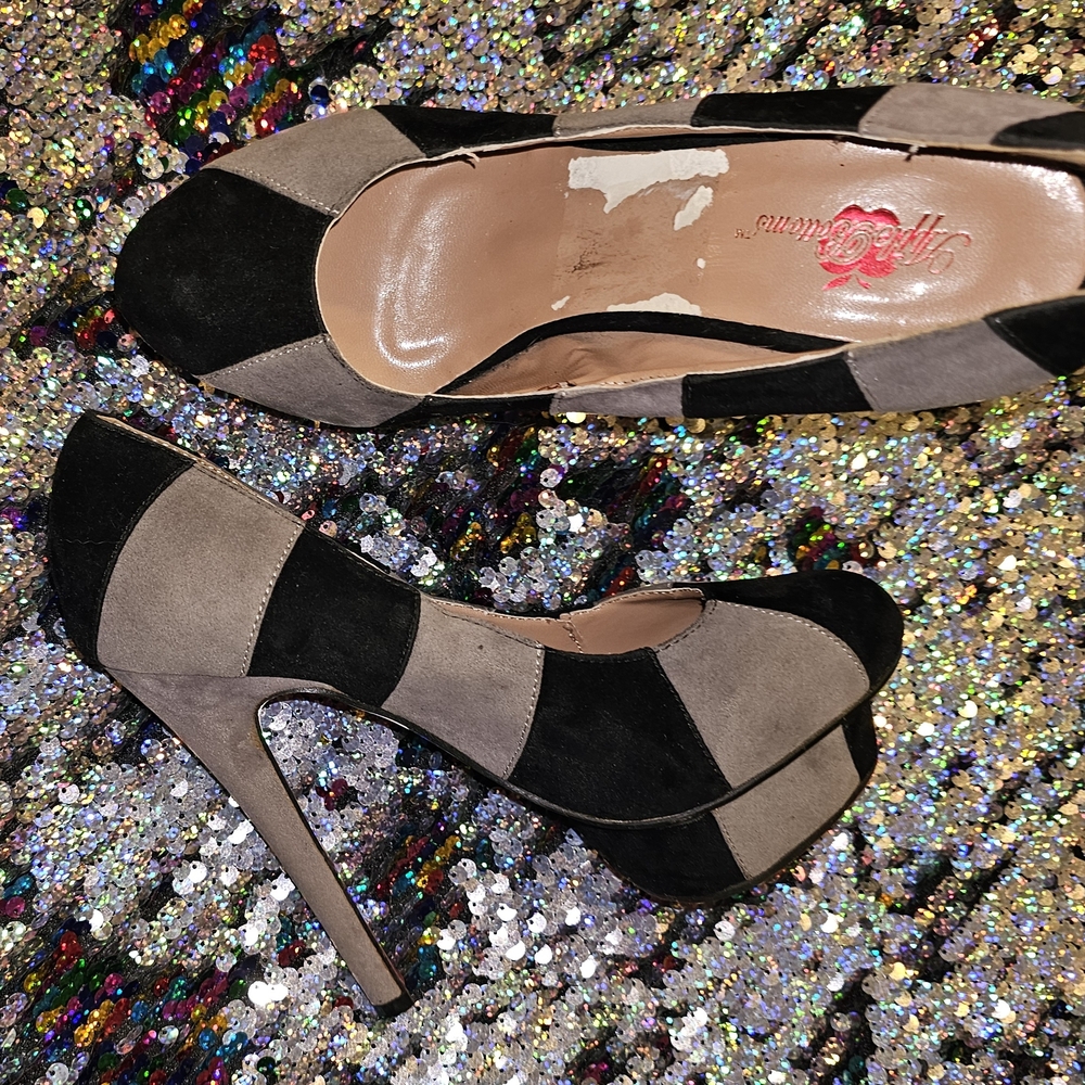 Apple Bottoms Black and Gray Heels with Elegant Design